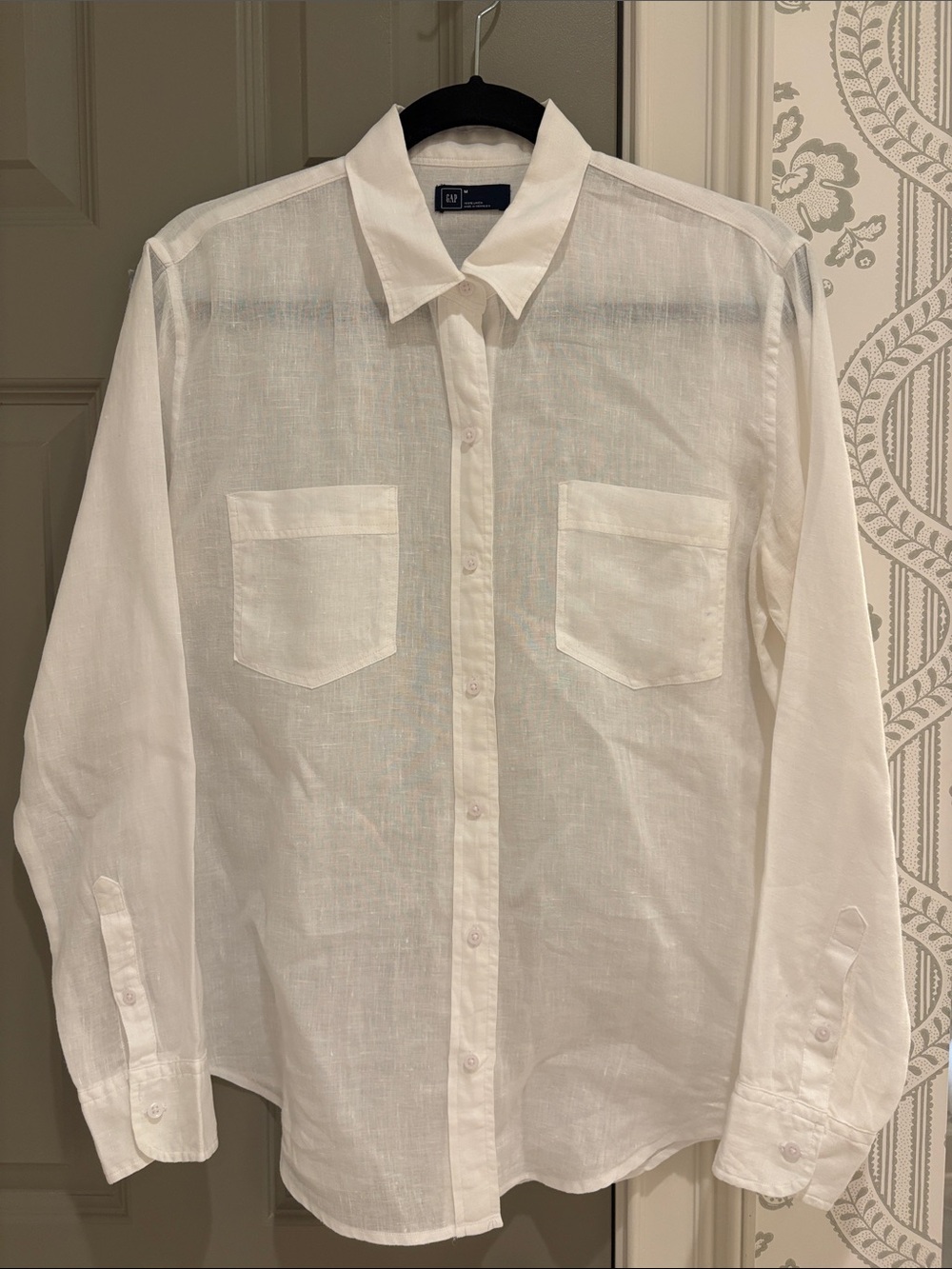 GAP Men's White Button-Down Linen Shirt with Chest Pockets